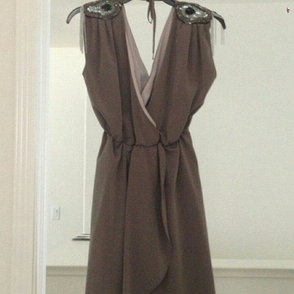 Embellished taupe dress with epaulettes - Picture 4 of 6